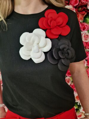 Camiseta flores roja, negra y blanca