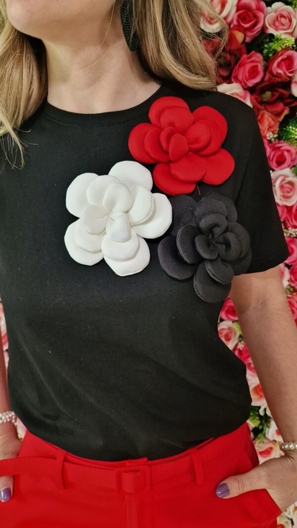 Camiseta flores roja, negra y blanca
