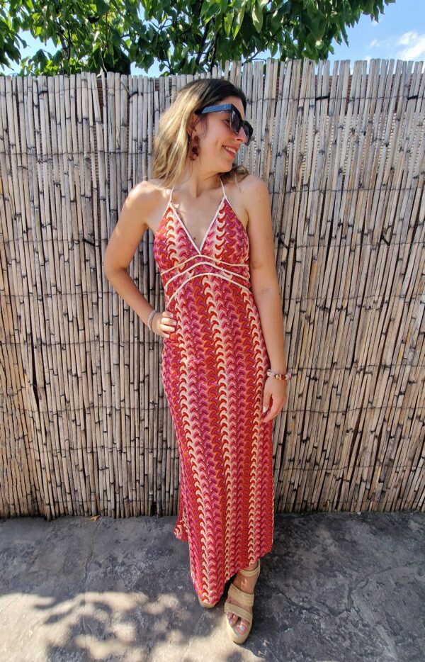 Vestido crochet tirantes atado al cuello tonos rojos - Imagen 4