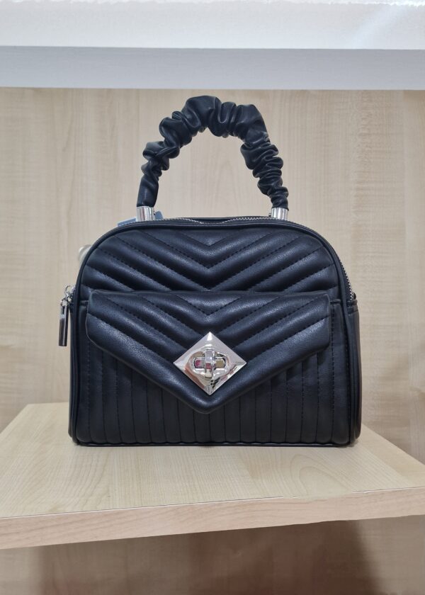 Bolso negro franjas detalles plateados
