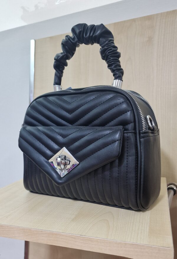 Bolso negro franjas detalles plateados - Imagen 2
