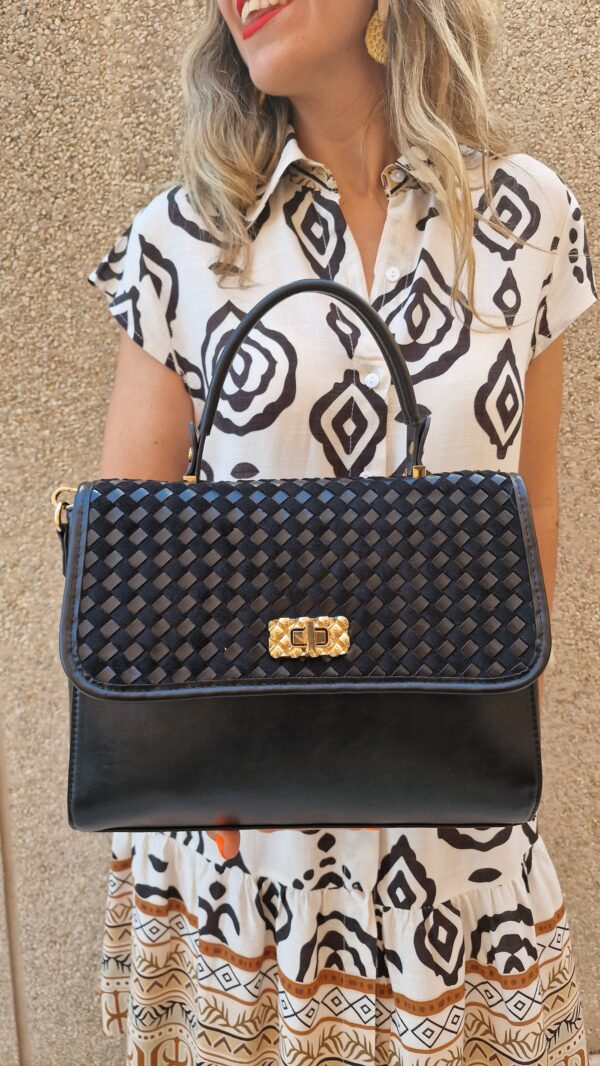 Bolso negro mediano asa detalles dorados - Imagen 2
