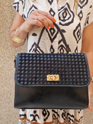 Bolso negro mediano asa detalles dorados