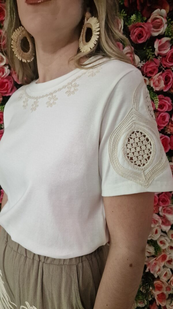 Camiseta detalle línea flores cuello y mangas crochet blanca - Imagen 2