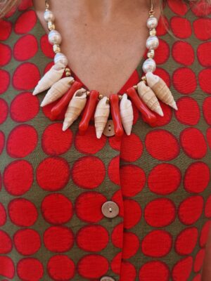 Collar caracolas y corales rojos