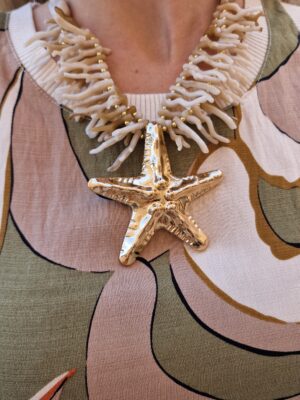 Collar estrella dorada y corales beige