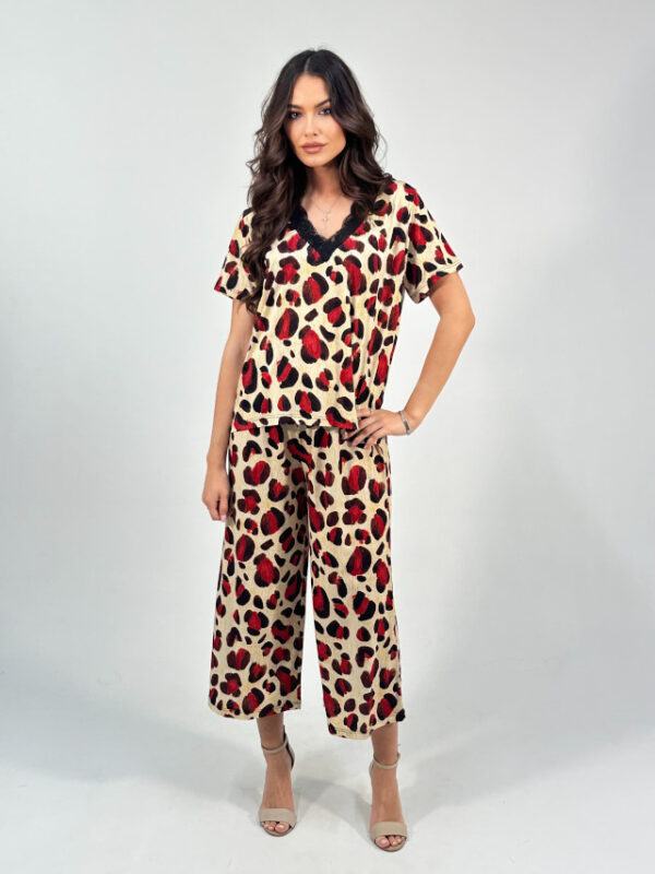 Conjunto camiseta y pantalón animal print burdeos y beige - Imagen 3