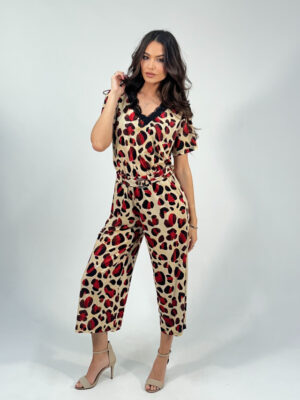 Conjunto camiseta y pantalón animal print burdeos y beige