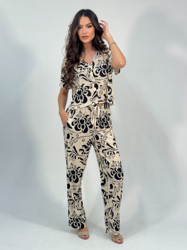 Conjunto blusa y pantalón estampado floral crudo y negro - Imagen 4