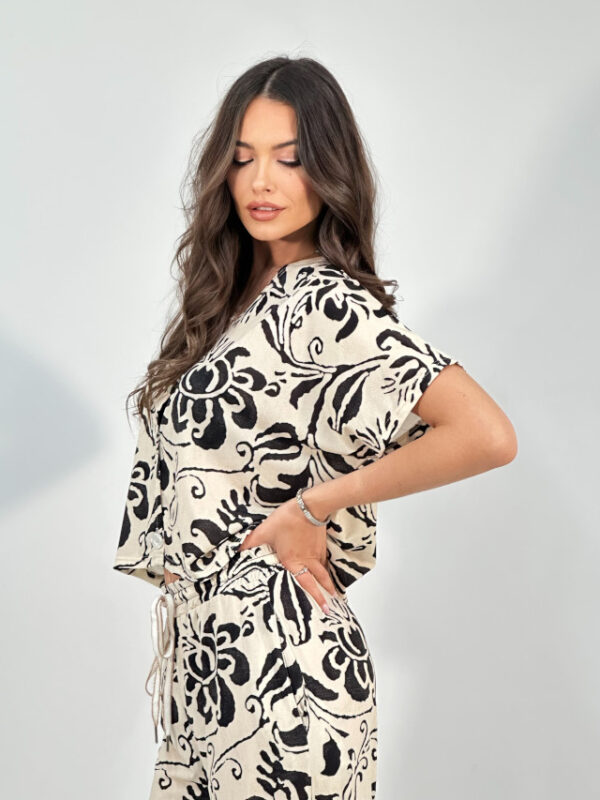 Conjunto blusa y pantalón estampado floral crudo y negro - Imagen 3