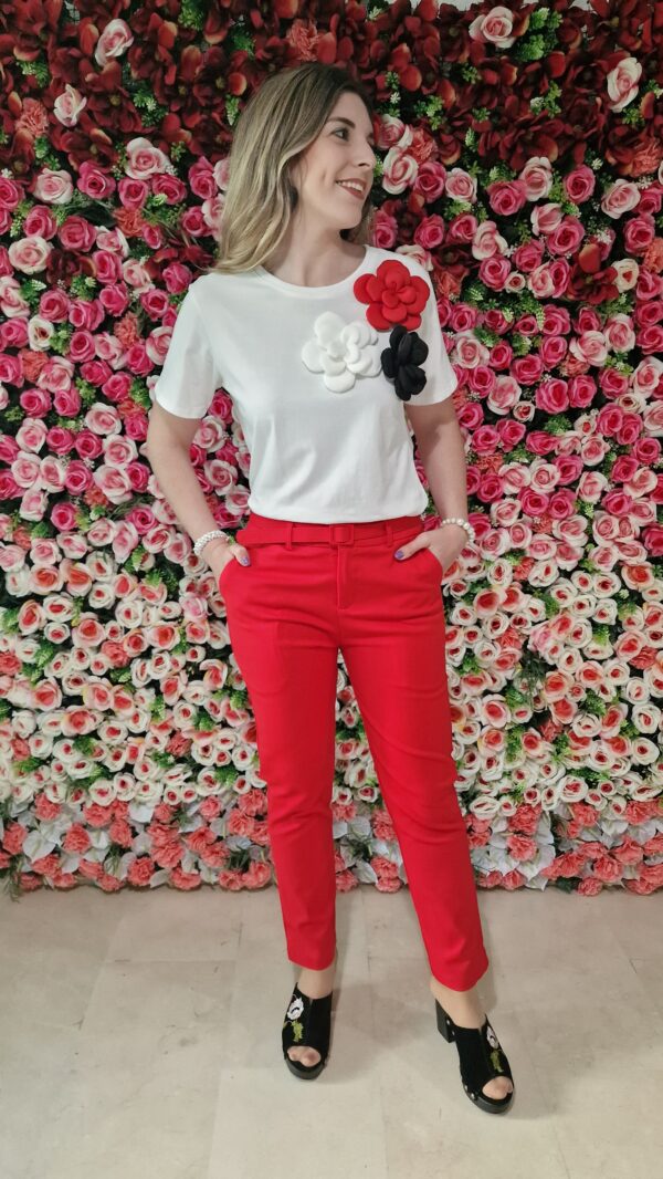 Camiseta flores roja, negra y blanca - Imagen 2