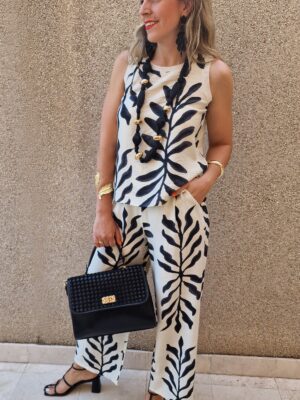 Conjunto camiseta y pantalón estampado hojas blanco y negro
