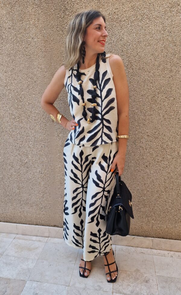 Conjunto camiseta y pantalón estampado hojas blanco y negro - Imagen 3