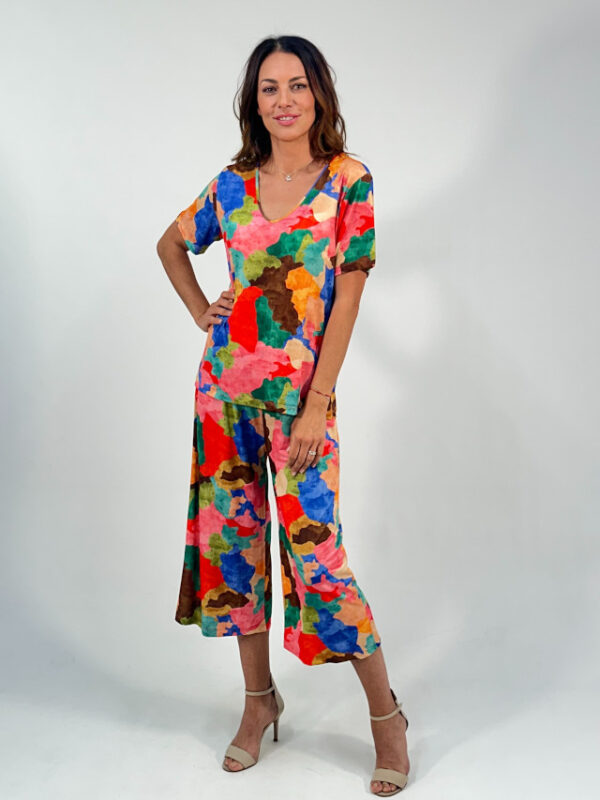 Conjunto camiseta y pantalón estampado multicolor - Imagen 3
