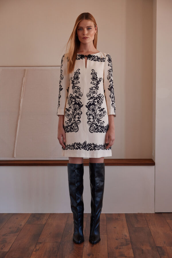 Vestido corto recto estampado floral beige y negro - Imagen 2