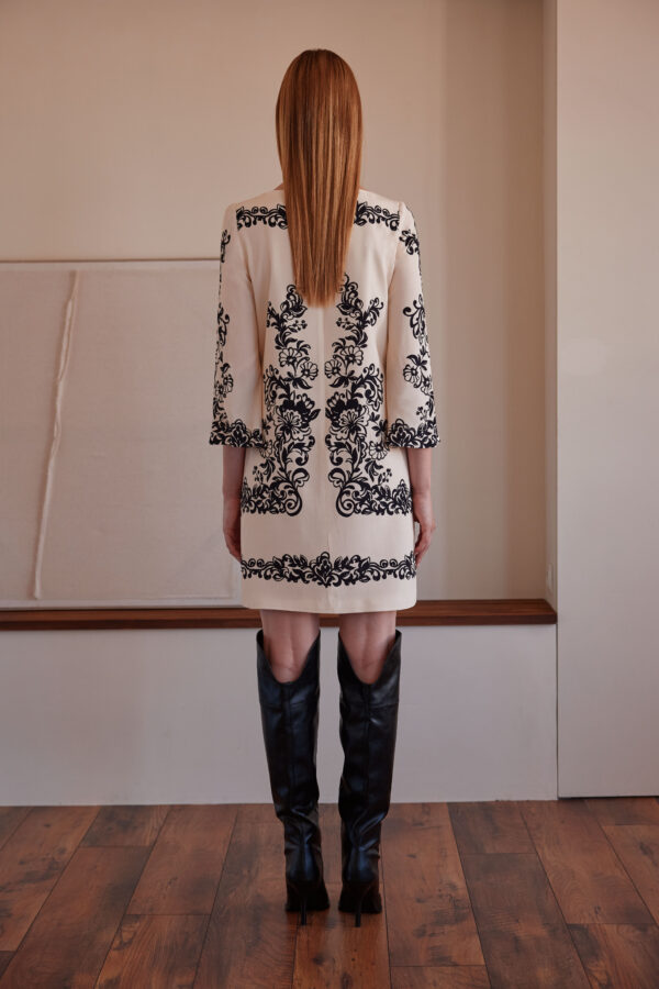 Vestido corto recto estampado floral beige y negro - Imagen 3