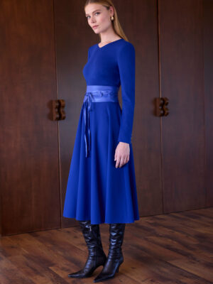 Vestido falda tablas con fajín azul eléctrico