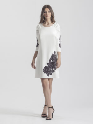 Vestido blanco con flores negras bajo y mangas