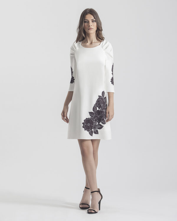 Vestido blanco con flores negras bajo y mangas
