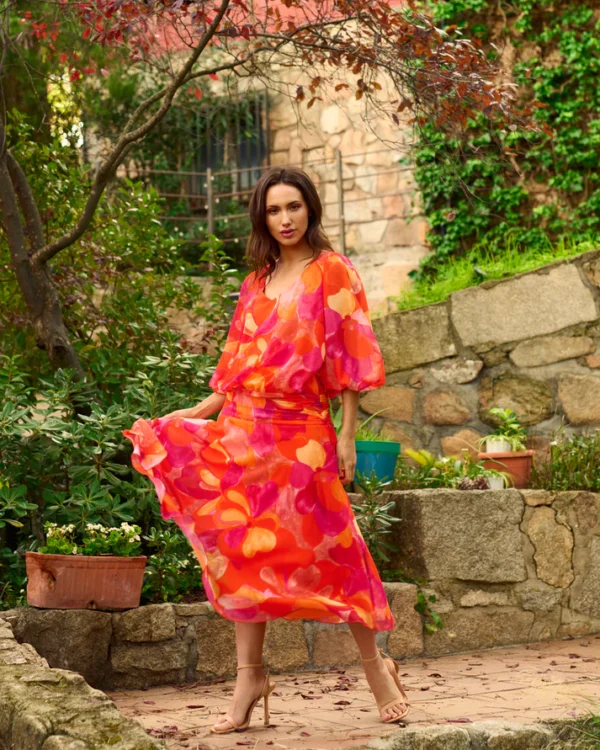 Vestido gasa corte cadera midi estampado floral naranja y fucsia - Imagen 2