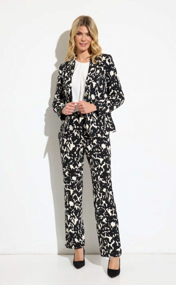 Conjunto chaqueta y pantalón estampado floral blanco y negro - Imagen 2