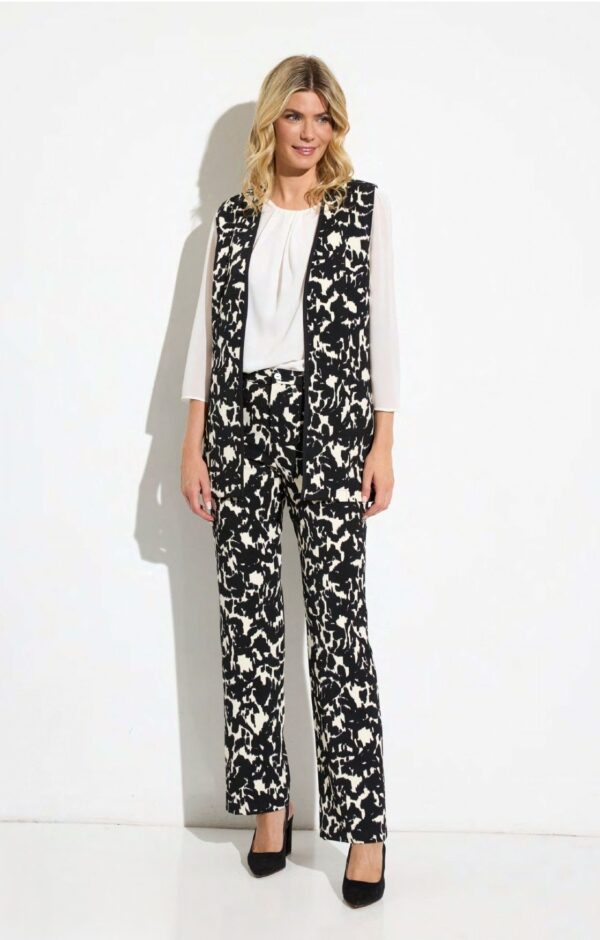 Conjunto chaleco pantalón estampado floral blanco y negro