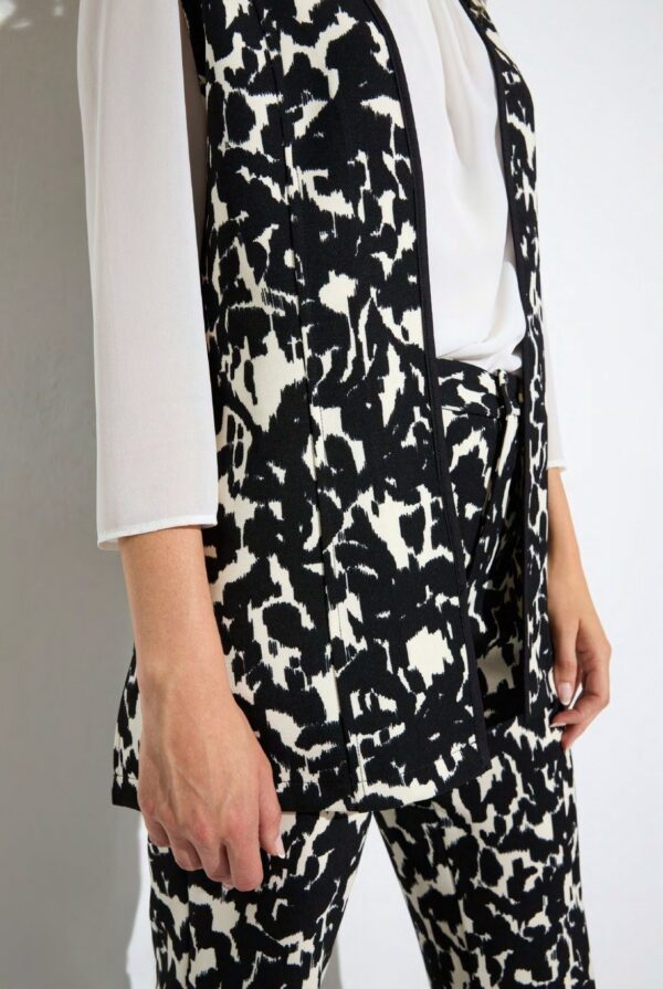 Conjunto chaleco pantalón estampado floral blanco y negro - Imagen 2