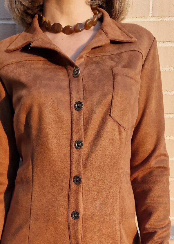 Vestido camisero corto antelina camel - Imagen 4