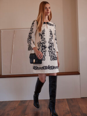 Vestido corto recto estampado floral beige y negro
