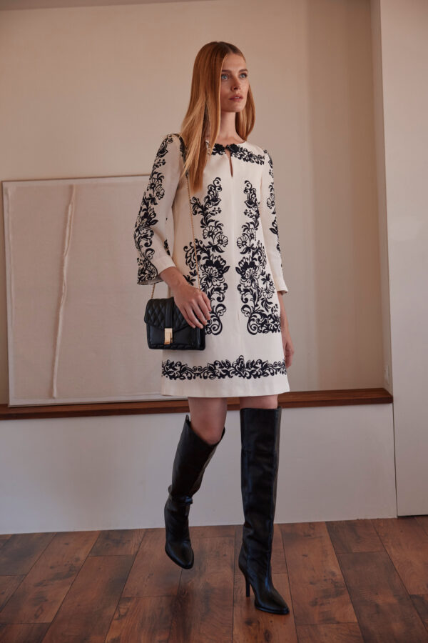 Vestido corto recto estampado floral beige y negro