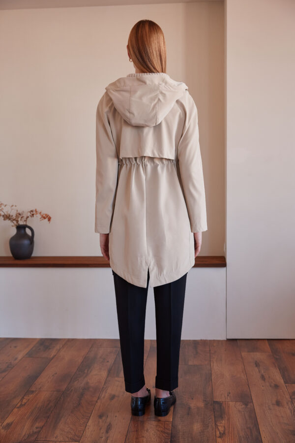 Parka ligera con capucha detalle cuello punto - Imagen 2