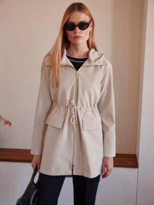 Parka ligera con capucha detalle cuello punto