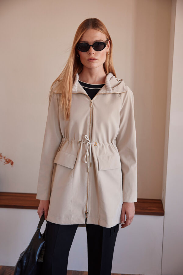 Parka ligera con capucha detalle cuello punto