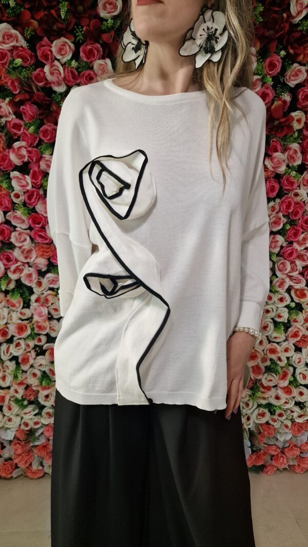 Jersey oversize detalle flor en cascada
