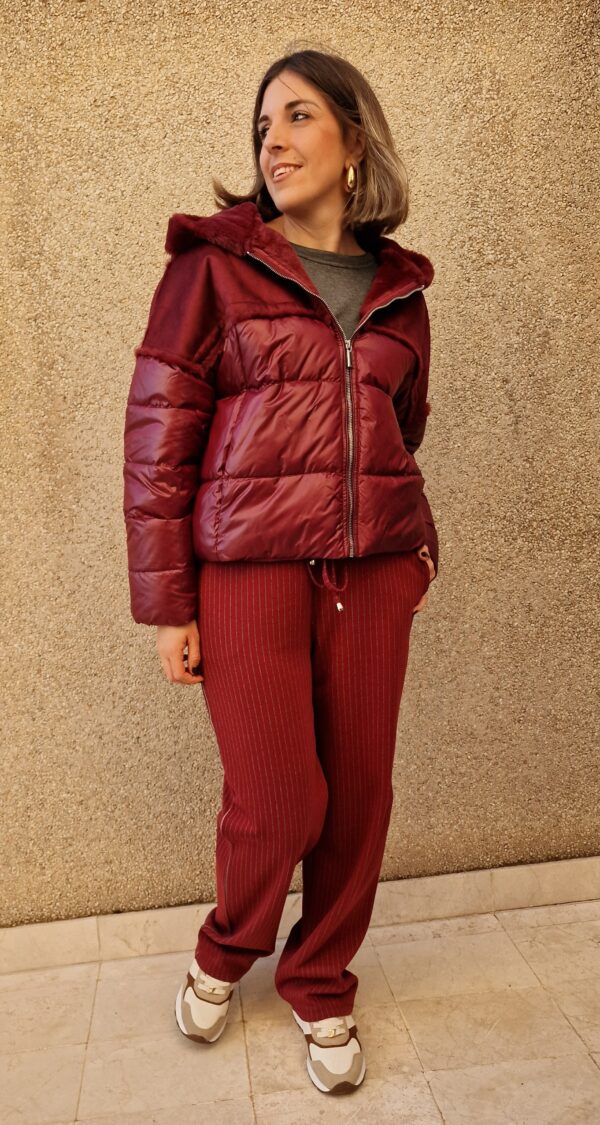 Chaquetón oversize corto combinado piel vuelta y enguatado burdeos - Imagen 6