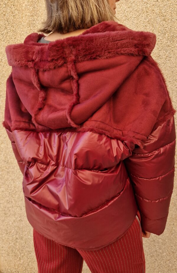 Chaquetón oversize corto combinado piel vuelta y enguatado burdeos - Imagen 4