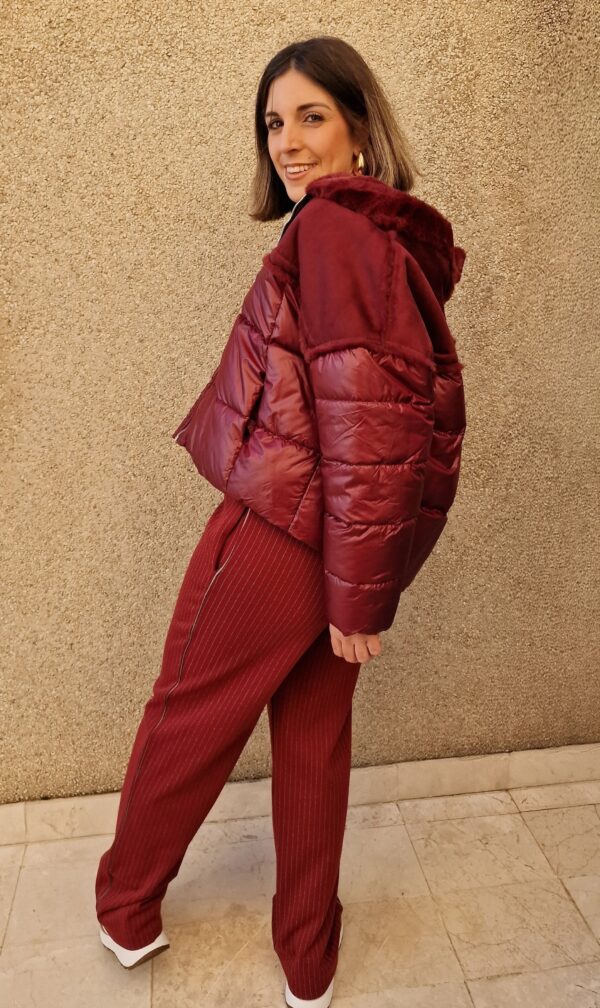 Chaquetón oversize corto combinado piel vuelta y enguatado burdeos - Imagen 3