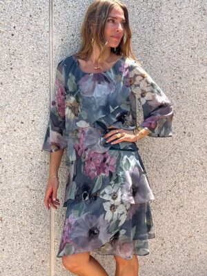 Vestido gasa corto volantes cruzados estampado floral gris y violeta