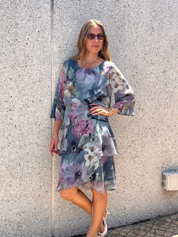 Vestido gasa corto volantes cruzados estampado floral gris y violeta - Imagen 2