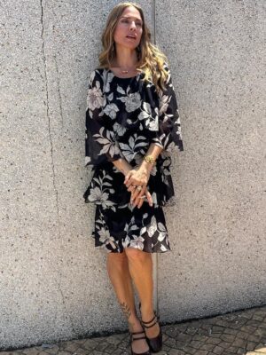 Vestido gasa corto volantes cruzados estampado floral negro y blanco