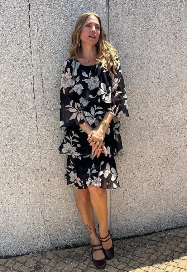 Vestido gasa corto volantes cruzados estampado floral negro y blanco