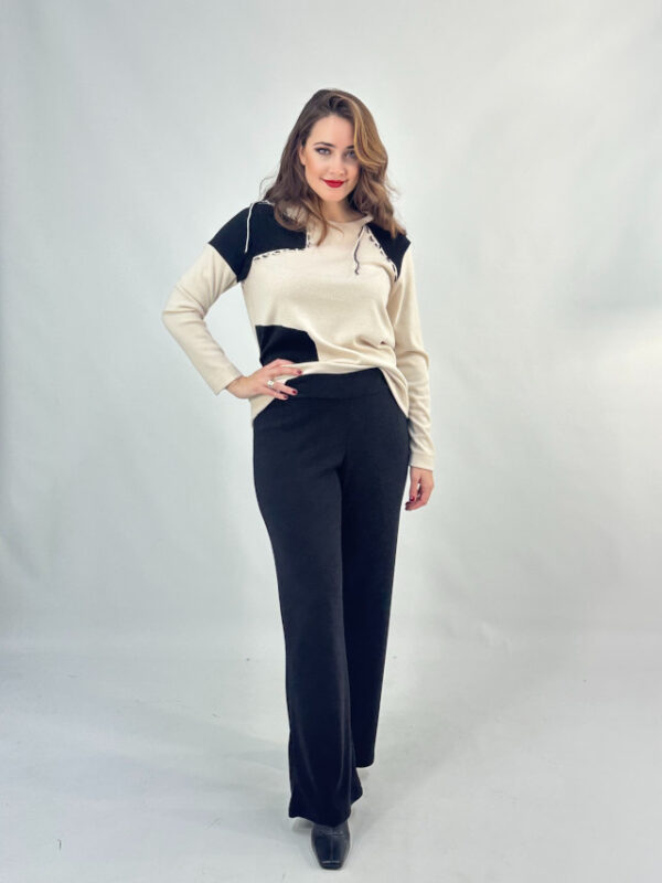 Conjunto jersey y pantalón punto combinado negro y crudo - Imagen 5