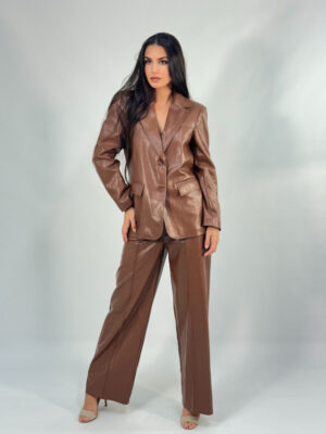 Conjunto cazadora y pantalón polipiel
