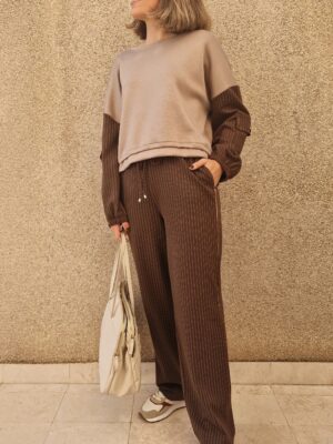 Conjunto sudadera y jogger combinado rayas beige y marrón