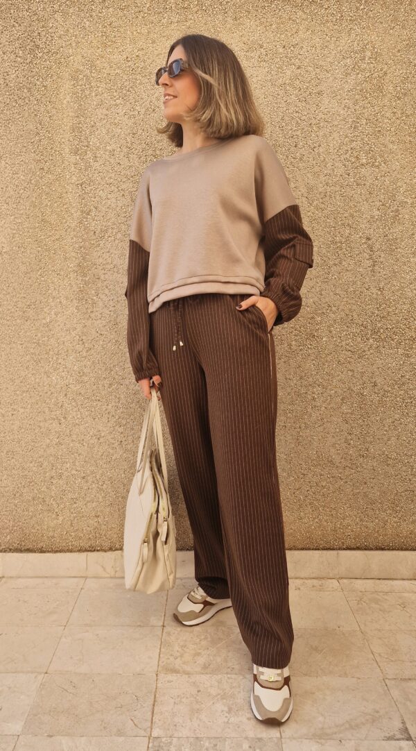 Conjunto sudadera y jogger combinado rayas beige y marrón