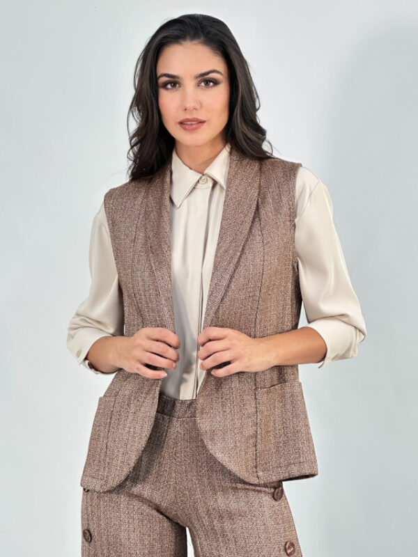 Conjunto chaleco y pantalón detalle botones lateral topo - Imagen 2