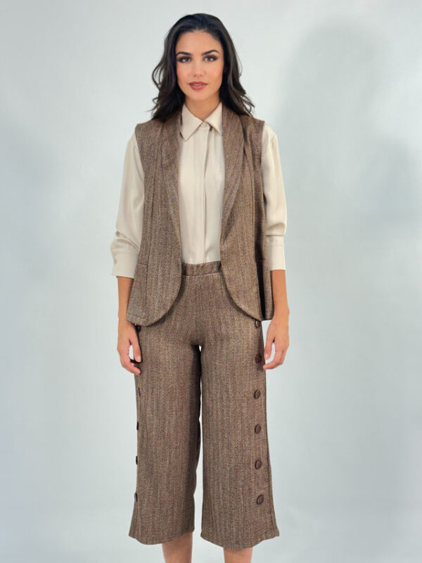 Conjunto chaleco y pantalón detalle botones lateral topo - Imagen 3