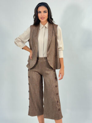 Conjunto chaleco y pantalón detalle botones lateral topo