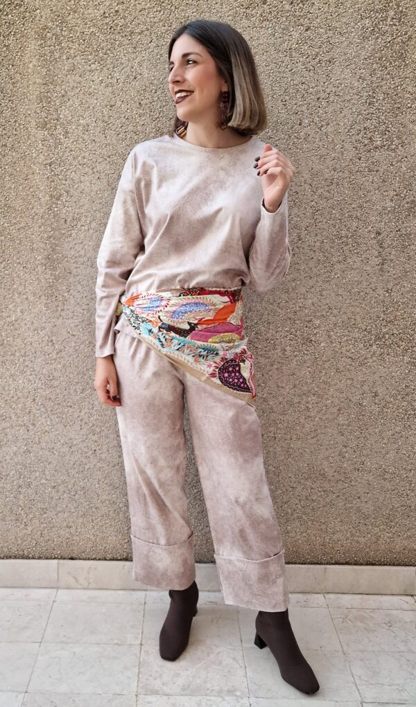 Conjunto suéter y pantalón ancho bajo vuelta polipiel beige - Imagen 3