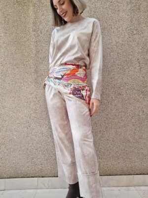 Conjunto suéter y pantalón ancho bajo vuelta polipiel beige